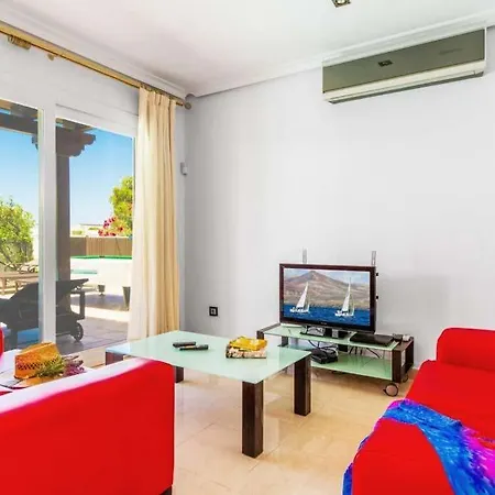 Playa Blanca Sleeps 8 Pool Air Con Wifi Villa Playa Blanca (Lanzarote)